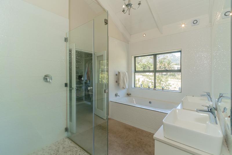 4 Bedroom Property for Sale in Tarragona Western Cape